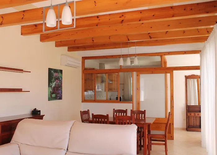 Elena, Cala'n Bruc فيلة كالا إن بلانيس