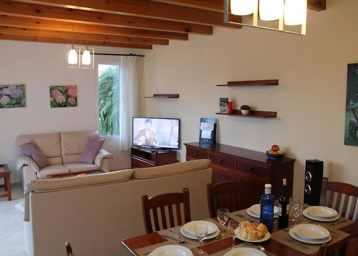 Elena, Cala'n Bruc فيلة كالا إن بلانيس